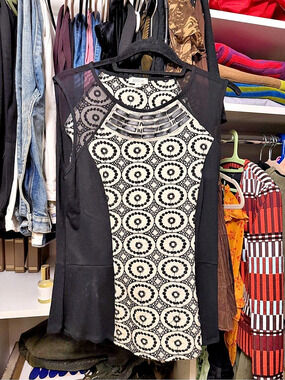 Weston Geometric embroidered and beaded top in Black & White Size large Like New